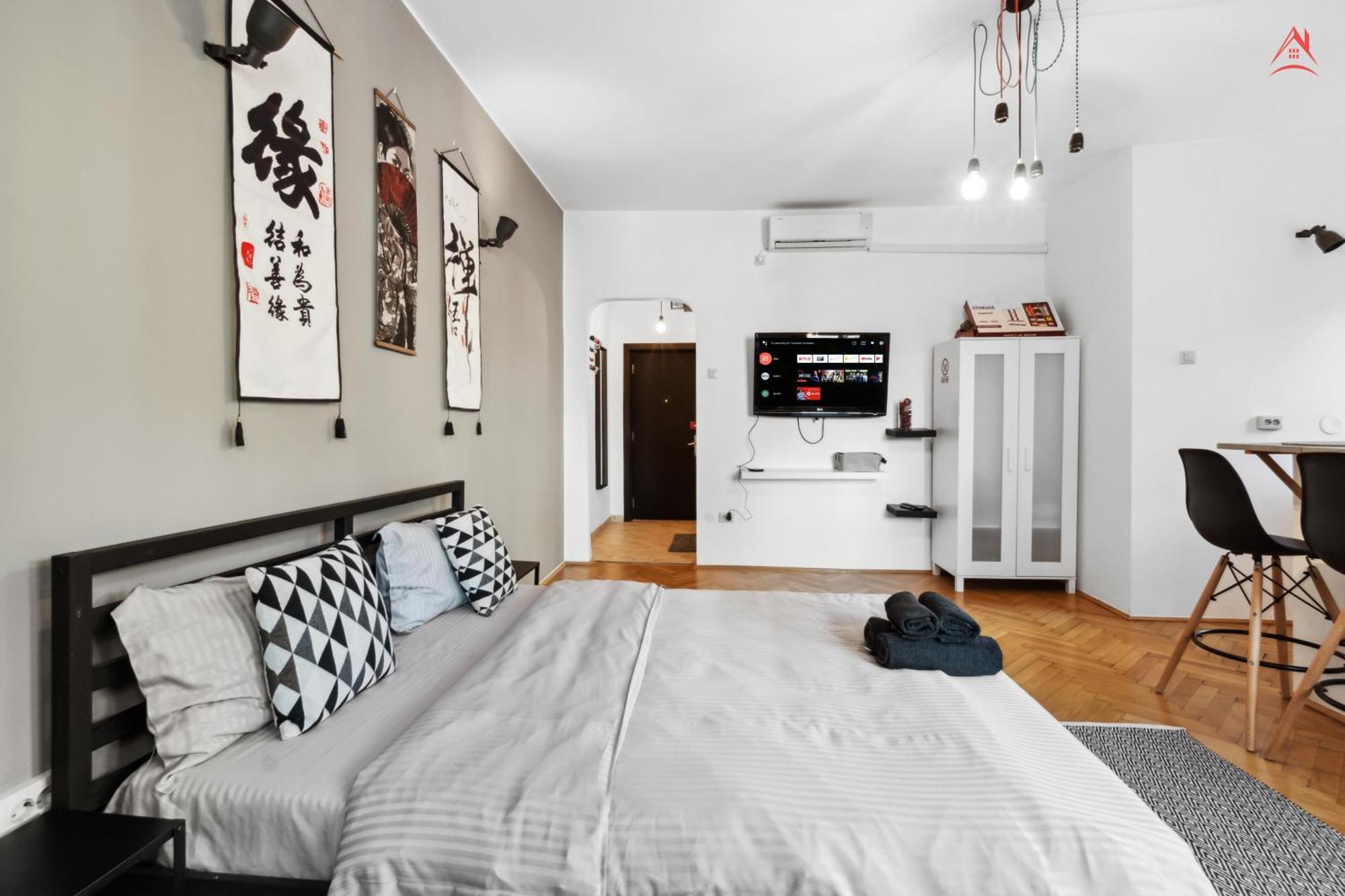 Old Town Studio City Center 23a Apartment